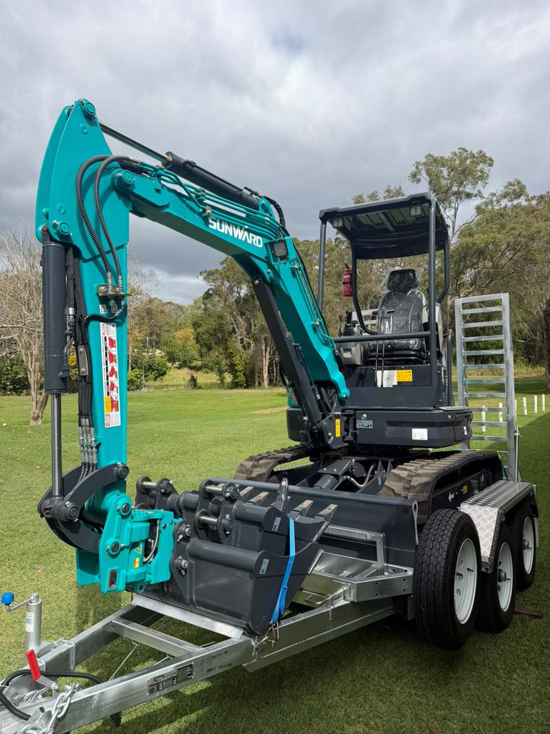 The 2.7T with its bucket set strapped down