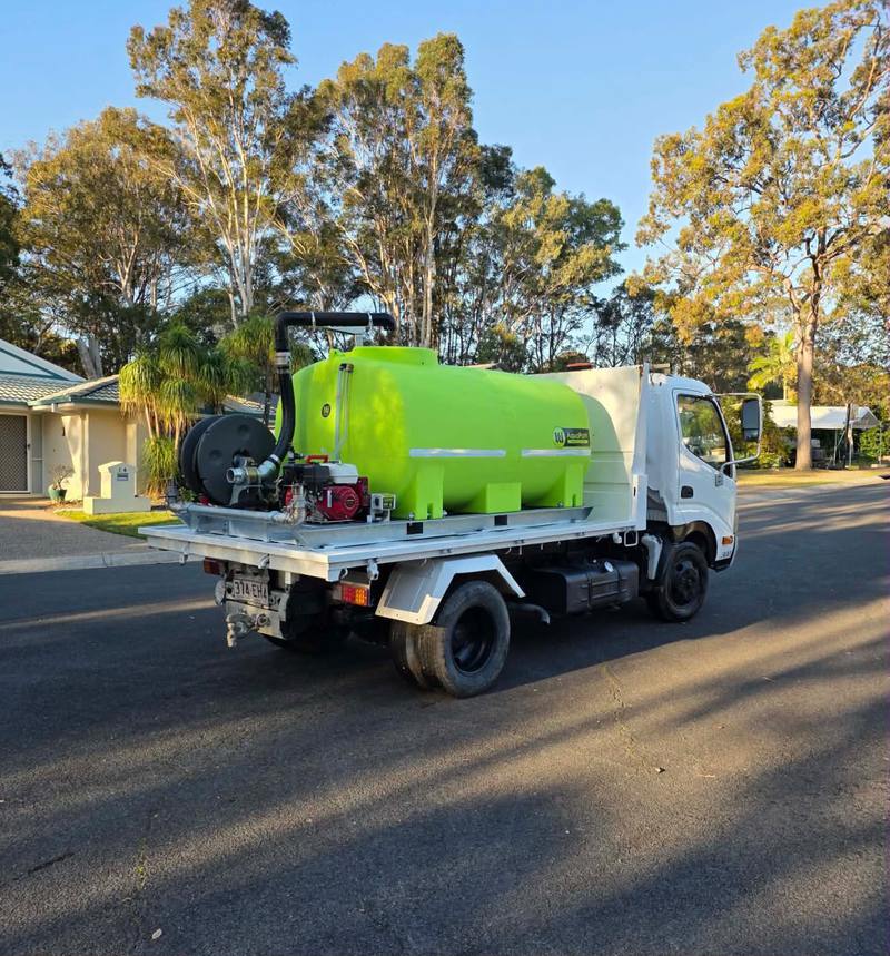 Pump, hose reel and spray heads at the rear