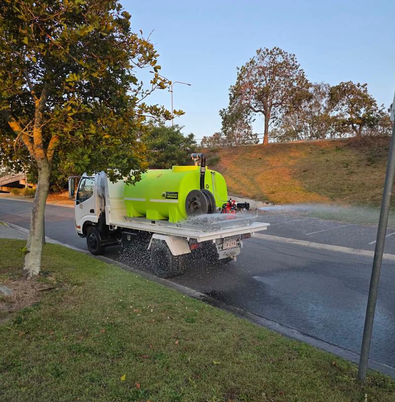Dust suppression along a verge