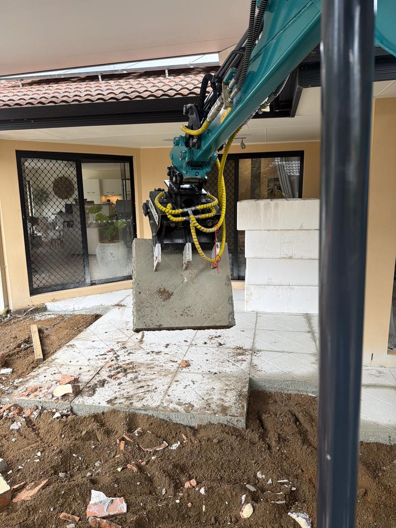 Lifting a sawn slab clear of the house