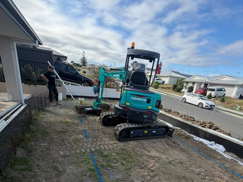 One of our operators running the 2.7T on a front-yard dig-out, a labourer standing by